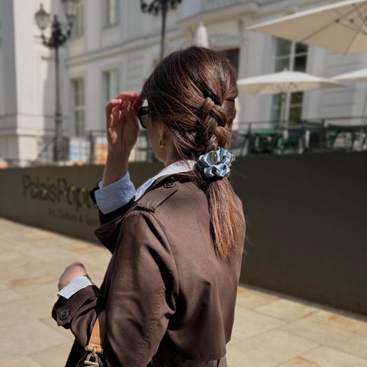 Medium Scrunchie aus Seide Blau